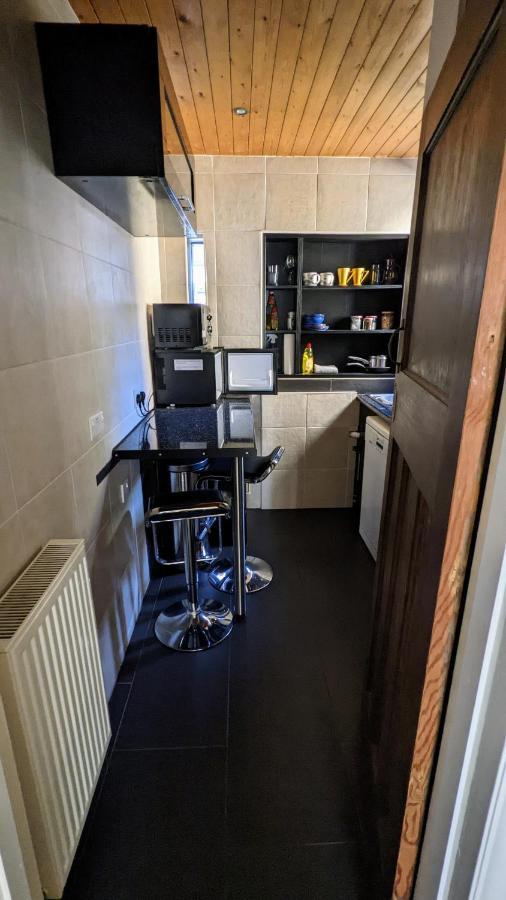 브라이턴 Quiet Comfortable Patcham Studio Free Parking Hallway Shared With Host 아파트 외부 사진