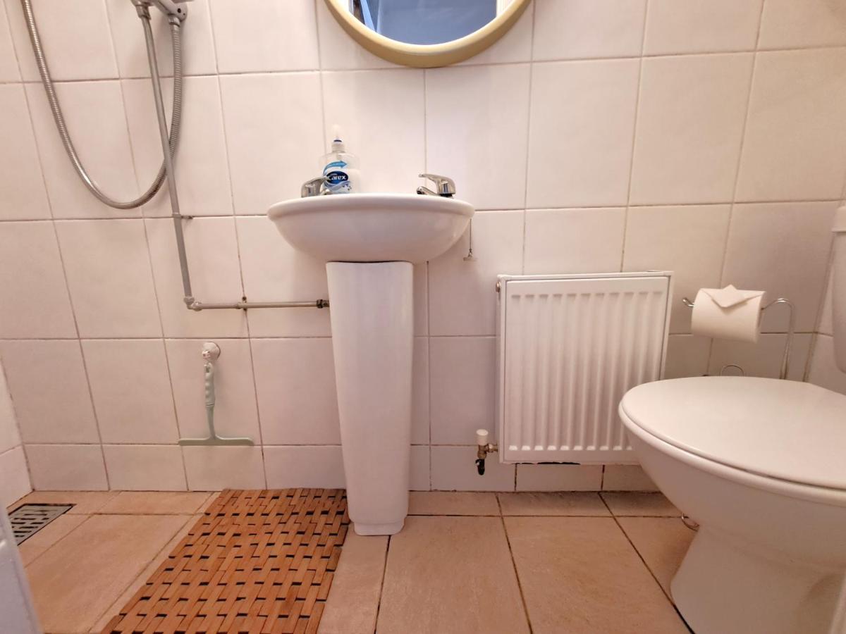 브라이턴 Quiet Comfortable Patcham Studio Free Parking Hallway Shared With Host 아파트 외부 사진